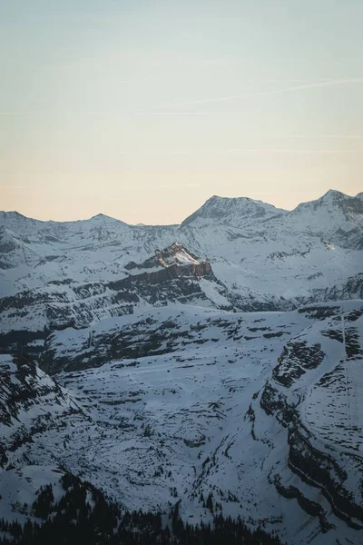 スイスアルプスの垂直ショット 美しい雪の範囲 — ストック写真