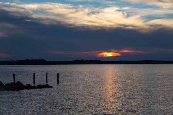 Ein Schöner Blick Auf Einen Ruhigen See Bei Malerischem Sonnenuntergang — Stockfoto