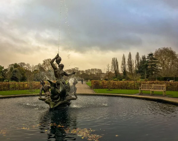 Gros Plan Une Fontaine Dans Parc Régent Avec Fond Ciel — Photo