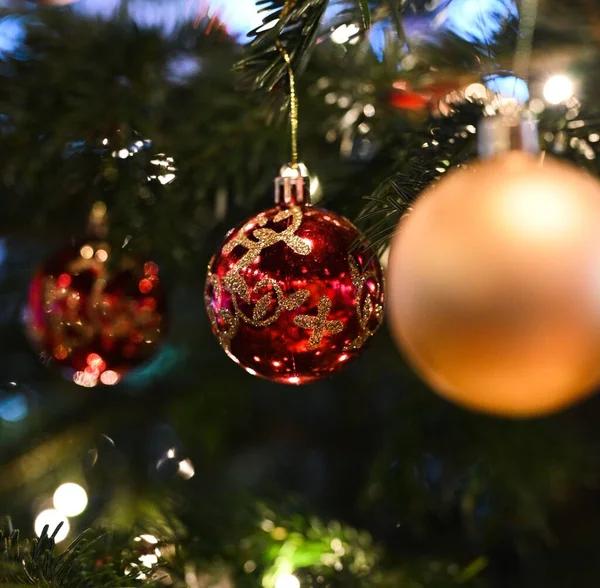 Όμορφη Κόκκινο Και Χρυσό Baubles Ένα Χριστουγεννιάτικο Δέντρο — Φωτογραφία Αρχείου