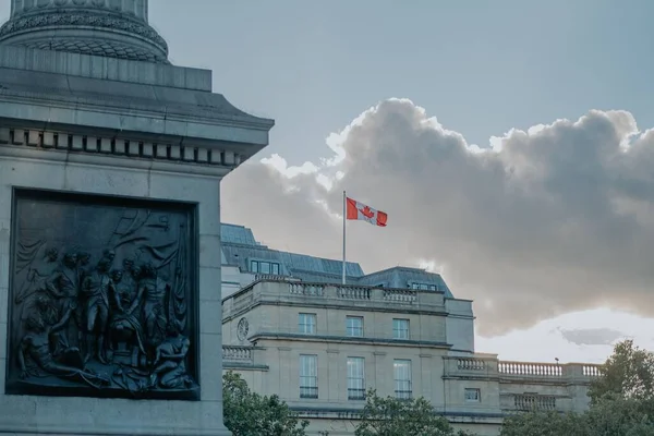 Vista Trafalgar Square Con Bandera Canadiense Centro Londres Reino Unido — Foto de Stock