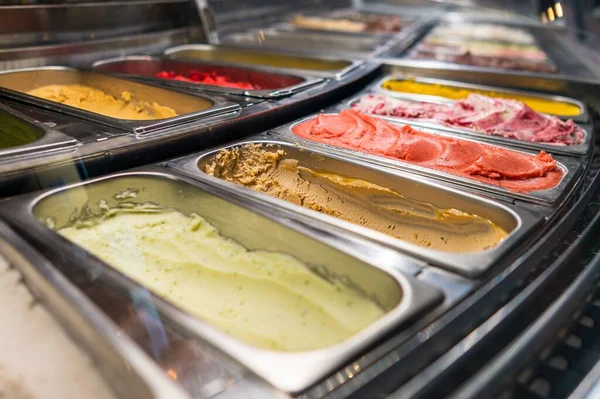 店内では様々な種類のアイスクリームがクローズアップされています — ストック写真