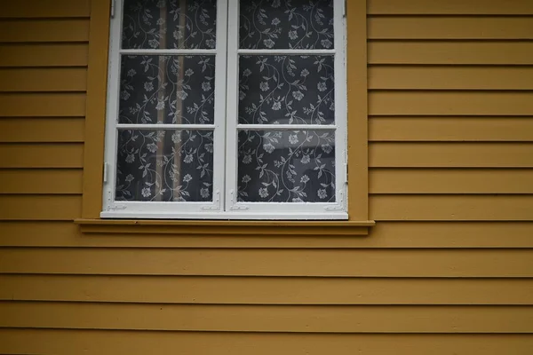 Uma Janela Uma Casa Amarela Flam Noruega — Fotografia de Stock