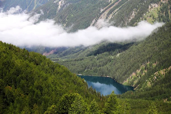 Una Vista Pájaro Lago Rodeado Montañas Forestales — Foto de Stock