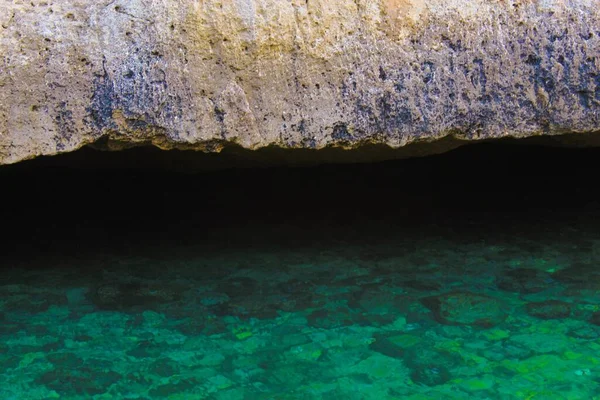 Eine Große Aufnahme Einer Höhle Die Mit Grün Gefärbtem Wasser — Stockfoto