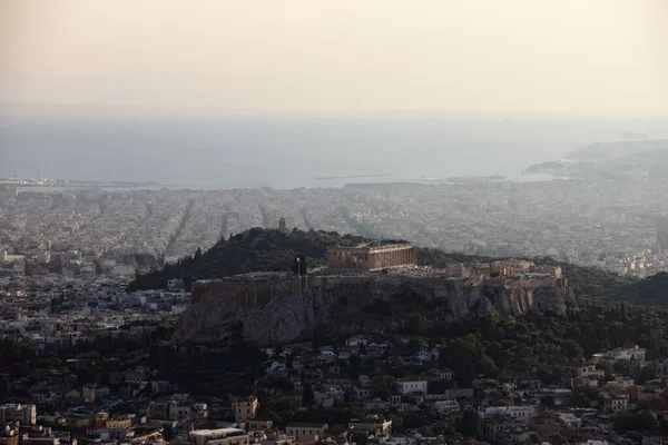 Madártávlat Akropoliszra Egy Dombon Egy Tengerrel Szemben Athénban Görögországban — Stock Fotó