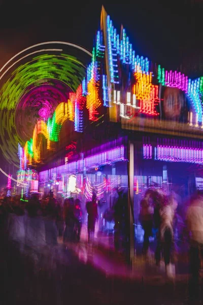 Een Verticale Opname Van Gloeiende Verlichte Ritten Jaarlijkse Straatbeurs Giles — Stockfoto