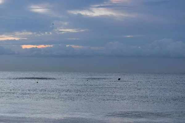 Спокійний Схід Сонця Хмарами Над Морем — стокове фото