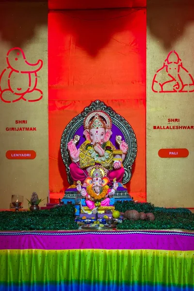 Lord Ganeshas Avgud Dyrkades Mumbai För Ganesh Chaturthi Ett Vertikalt — Stockfoto