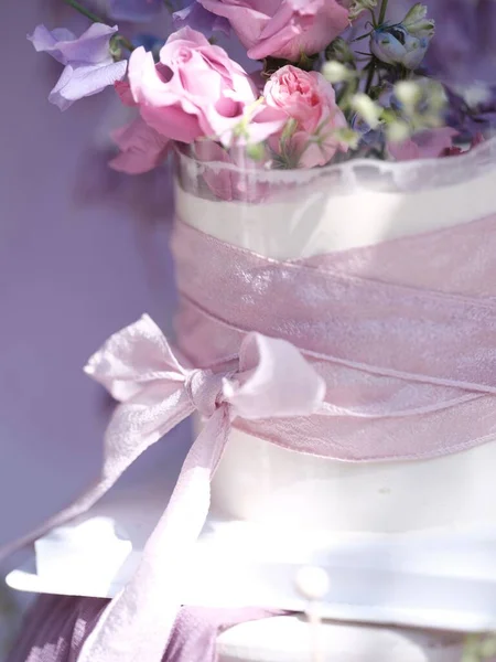 喜庆的粉色蝴蝶结花装饰婚礼蛋糕的特写 — 图库照片