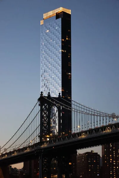 纽约布鲁克林的曼哈顿大桥在晚上的立交桥 — 图库照片