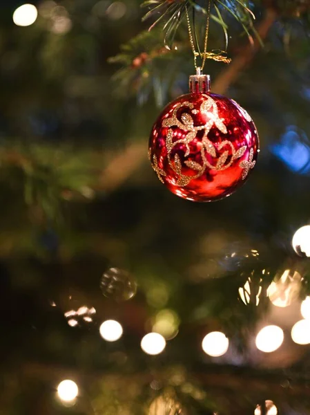 Güzel Kırmızı Bauble Noel Ağacında — Stok fotoğraf