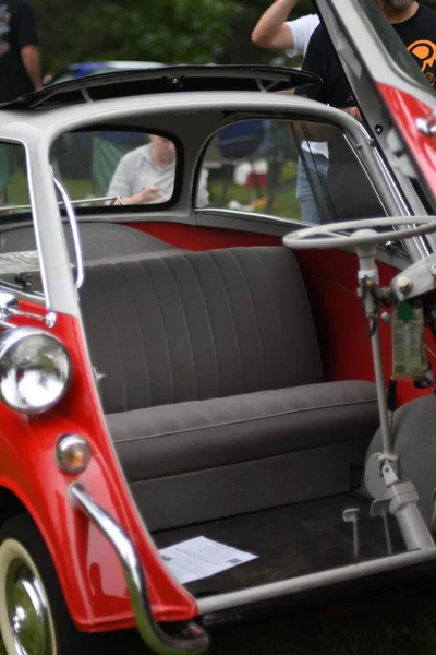 Eine Vertikale Aufnahme Einer Rot Weißen Oldtimer Isetta Auf Der — Stockfoto