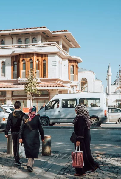 Emberek Nappal Sétálnak Utcán Konya Központjában Törökországban — Stock Fotó