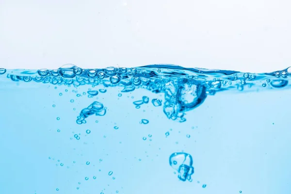 背景や壁紙に最適な青い水の泡のクローズアップショット — ストック写真