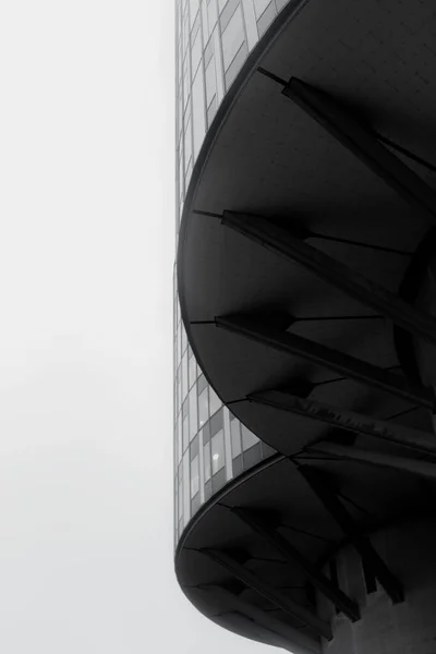 丹麦哥本哈根市一幢玻璃墙办公大楼的垂直截图 — 图库照片
