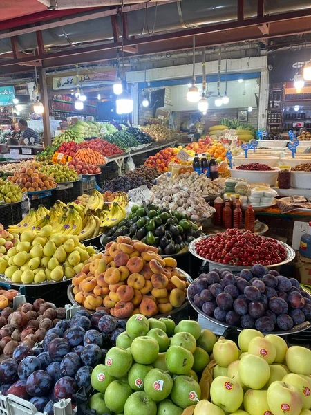 市场上新鲜水果和蔬菜的垂直镜头 伊朗诺沙赫尔 — 图库照片