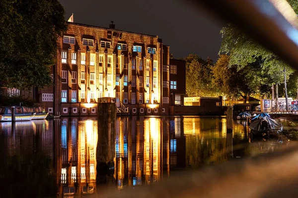 암스테르담의 조명을 건물들을 반사하는 아름다운 — 스톡 사진