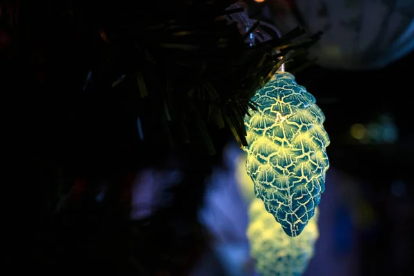 Eine Nahaufnahme Von Einem Weihnachtsbaum Spielzeug Lichtern Und Girlanden — Stockfoto