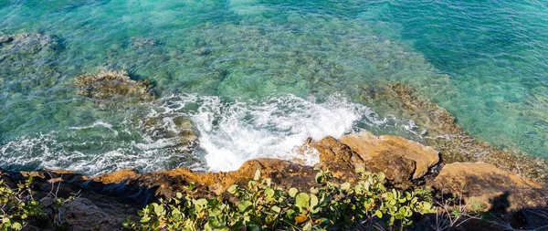 キューバ チヴィリコの白い泡の波と穏やかな澄んだ青い水の景色 — ストック写真