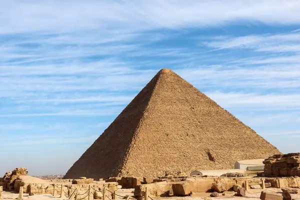 在阳光灿烂的日子里 古埃及金字塔在蓝云天的映衬下形成 — 图库照片
