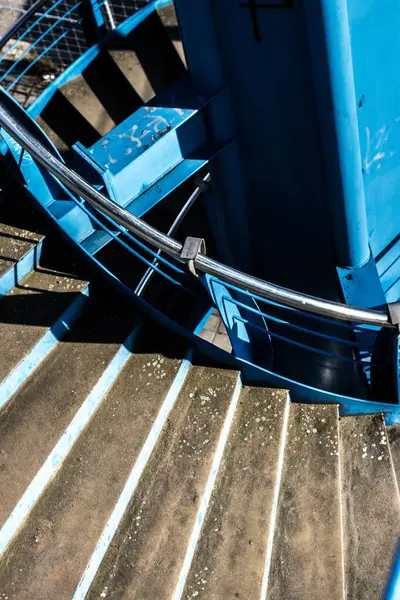 Een Verticaal Shot Van Een Wenteltrap Met Blauwe Omheining Praag — Stockfoto