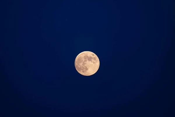 Een Prachtige Closeup Van Een Volle Maan Een Blauwe Lucht — Stockfoto