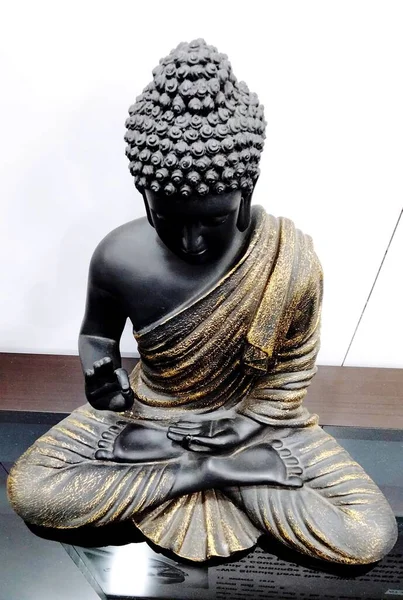 Вертикальный Снимок Статуи Медитирующего Сидящего Будды Домашнего Декора Белом Фоне — стоковое фото