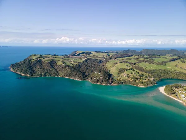 ニュージーランド北島のコロマンデル半島の海と料理のビーチの空の景色 — ストック写真
