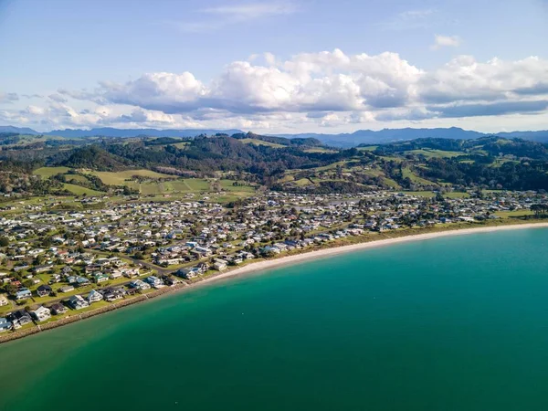 ニュージーランド北島のコロマンデル半島の海と料理のビーチの空の景色 — ストック写真