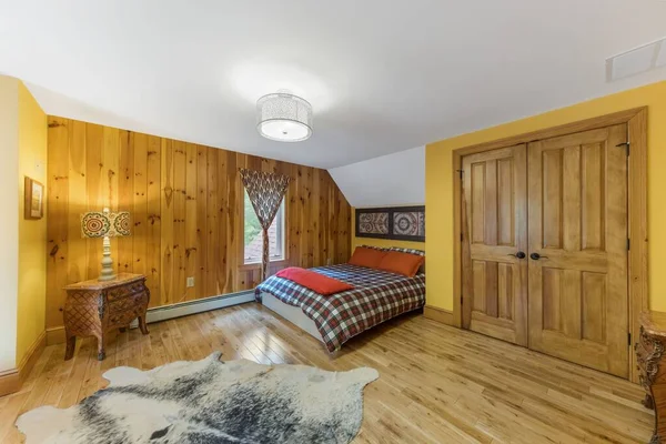 Innenaufnahme Eines Hölzernen Schlafzimmers Mit Weißer Decke Und Dekorativem Teppich — Stockfoto