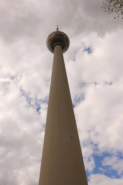 ドイツのベルリンの曇った空に対するフェルンスハイムのテレビ塔の垂直低角度ショット — ストック写真