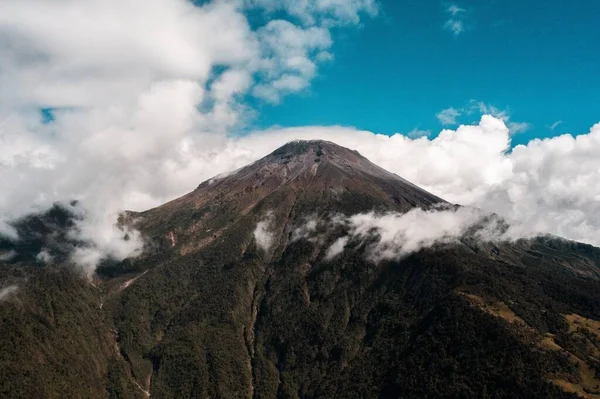 Вершина Вулкана Тунгурахуа Тяжелыми Облаками Заднем Плане Баньосе Эквадор — стоковое фото