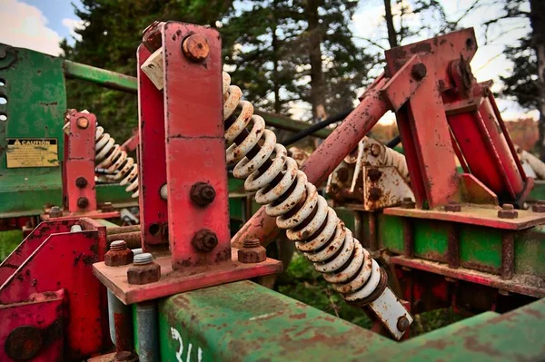 Detailní Záběr Starého Rezavého Stroje Nasazení Traktoru — Stock fotografie