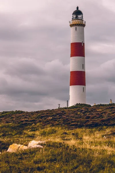 Tarbat Ness Lighthouse Skotsku Proti Zatažené Obloze — Stock fotografie