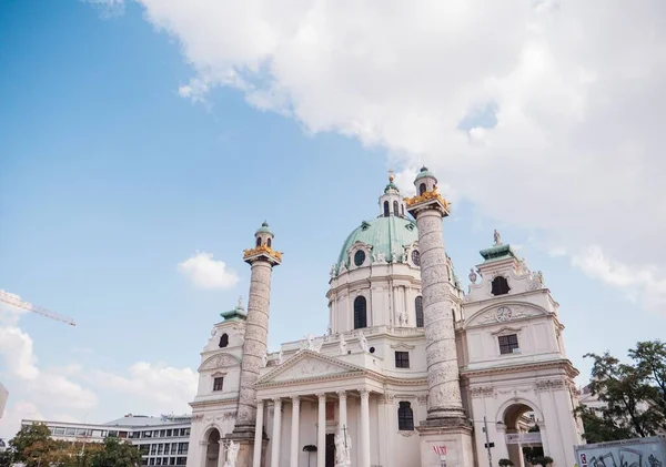 Avusturya Viyana Parlak Bir Gökyüzünün Altındaki Tarihi Karlskirche Kilisesinin Alçak — Stok fotoğraf