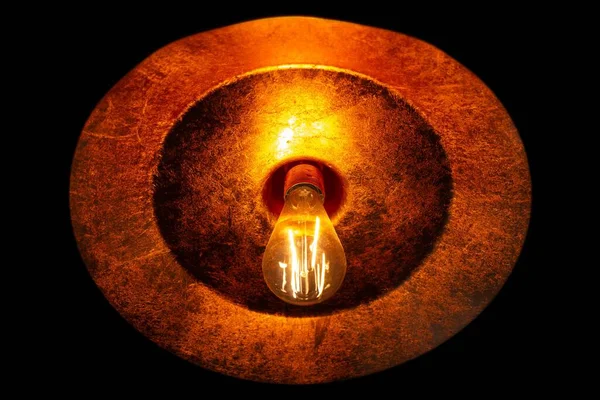 Eine Brennende Glühbirne Der Decke — Stockfoto