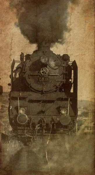 Een Verticaal Shot Van Een Vintage Stomende Locomotief Monochrome Kleuren — Stockfoto