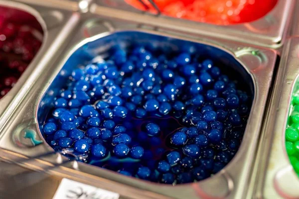 Enfoque Selectivo Comida Caviar Huevas Azules Muestra Los Postes —  Fotos de Stock