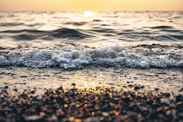 夕暮れ時の泡の海の波が美しい光沢のあるビーチ — ストック写真