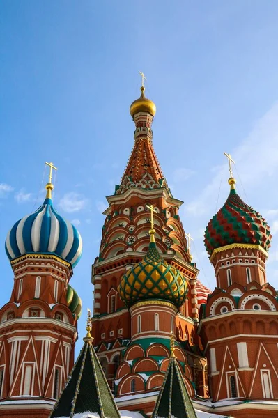 Vertikální Záběr Basilova Katedrála Pozadí Modré Oblačné Oblohy Moskvě Rusko — Stock fotografie