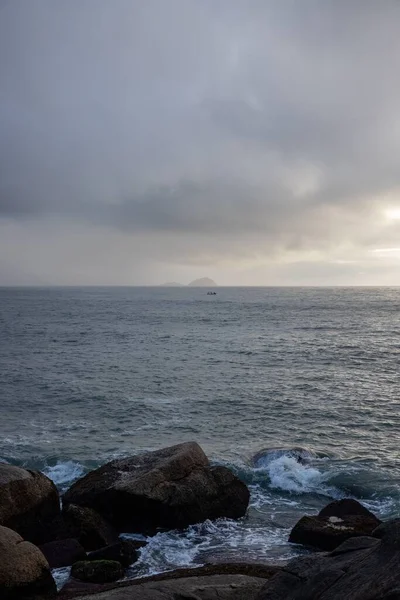 Kasvetli Bir Günde Gün Batımında Deniz Manzarasının Dikey Görüntüsü — Stok fotoğraf