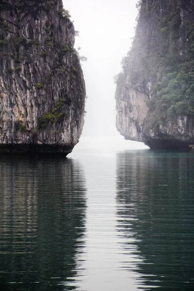 Ландшафтный Вид Скалы Залива Халонг Вьетнам Туманный День — стоковое фото