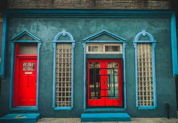 Eine Farbenfrohe Außentür Mit Glasmuster Mit Verziertem Bogen — Stockfoto
