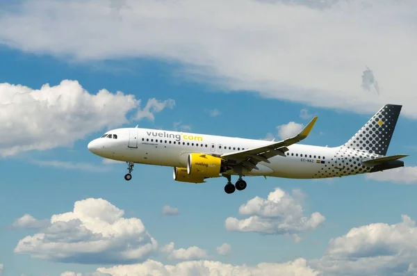 Airbus A320 Airplane Vueling Company Landing Josep Tarradellas Barcelona Prat — Stock Photo, Image