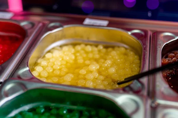 Enfoque Selectivo Colorido Huevas Amarillas Comida Caviar Muestra Postes Metal —  Fotos de Stock