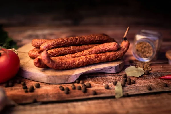 Eine Nahaufnahme Köstlicher Räucherwürste Auf Einem Holzbrett Mit Frischen Zutaten — Stockfoto