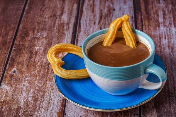 Chocolate Quente Com Churro Forma Coração Uma Mesa Madeira — Fotografia de Stock
