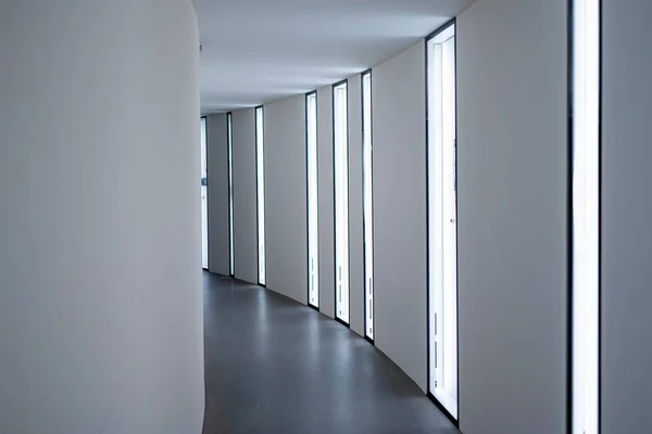 Couloir Étroit Contemporain Avec Des Lumières Des Fenêtres Rectangulaires — Photo