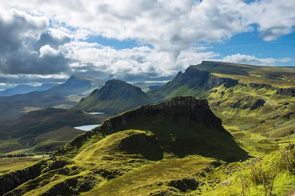 スコットランドのイルス スカイでのクイス レーニングの風光明媚な風景と山の空中写真 — ストック写真